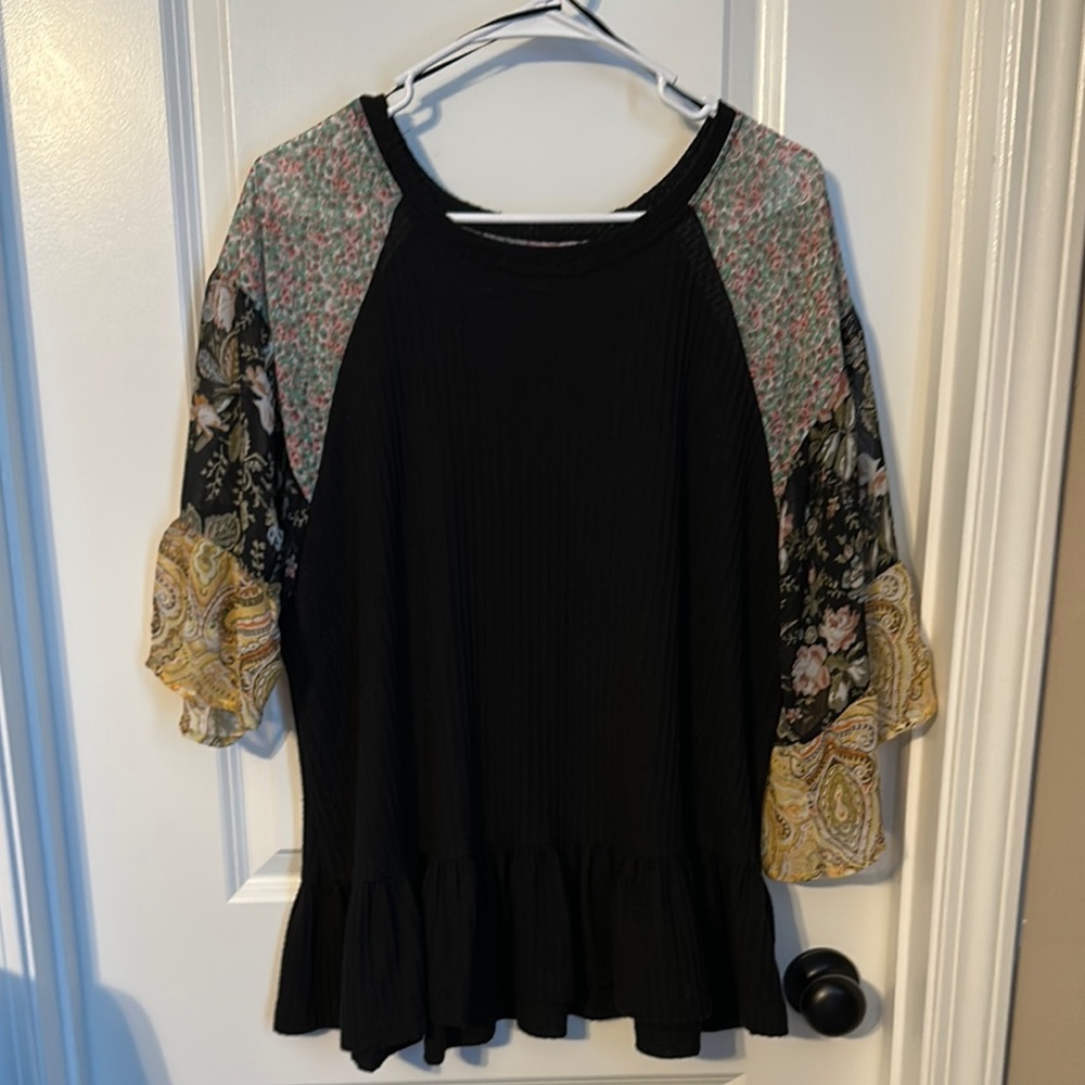 UMGEE Floral Sleeve Black Top